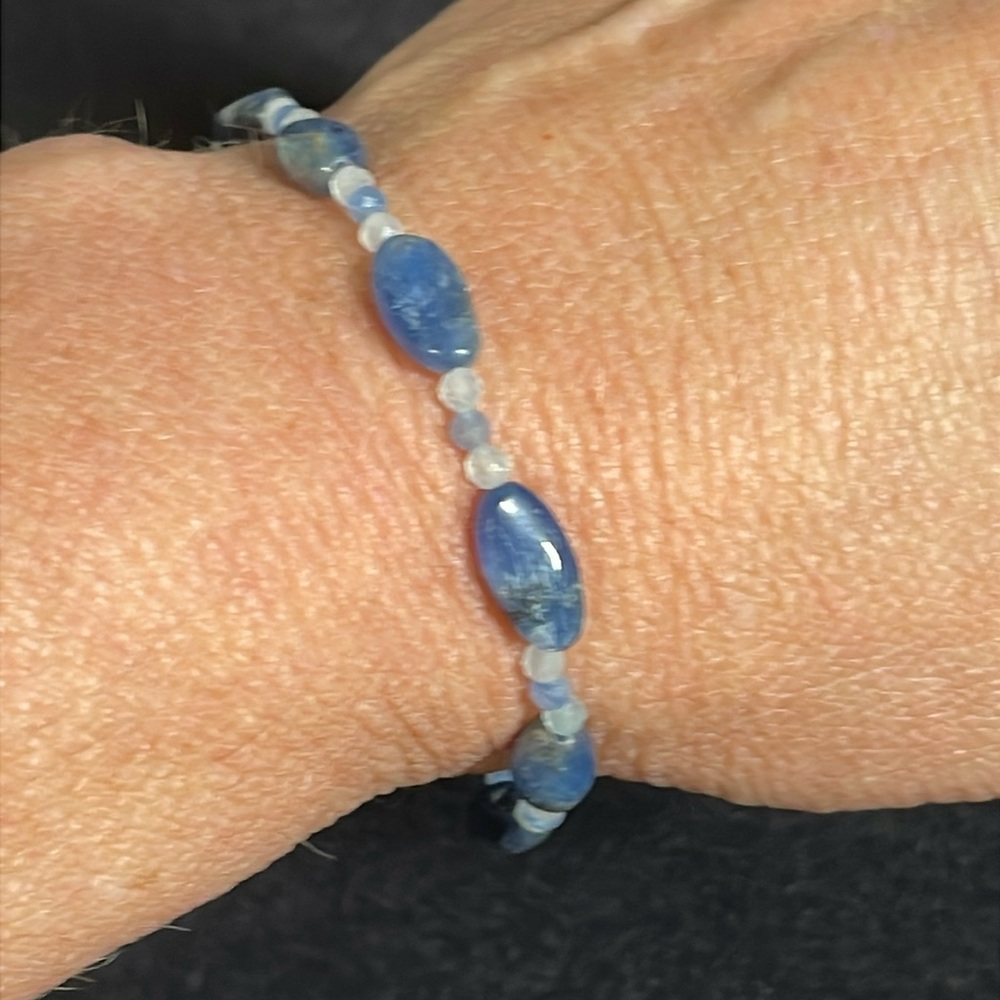 Kyanite Chakra Stretch Bracelet - Well-being